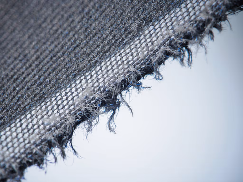 mesh_laddering_failure_at_divider_corner_under_tension